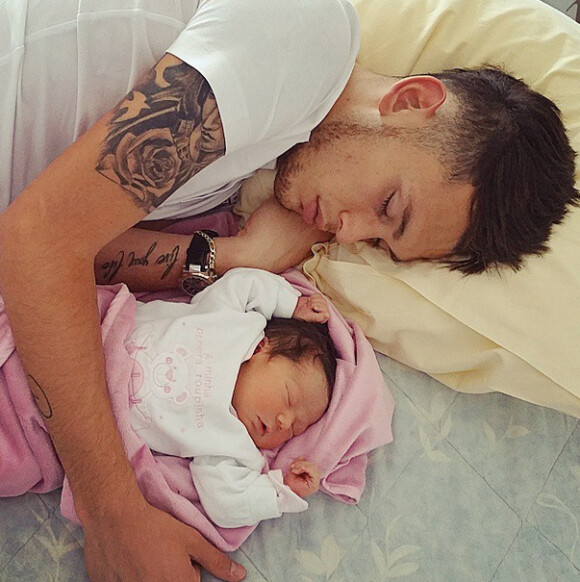 Lucas Ocampos et sa fille Luisana née le 29 avril 2015