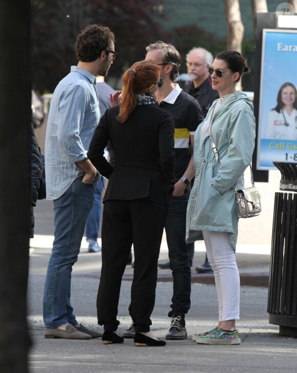 Les actrices Anne Hathaway et Jessica Chastain, avec leurs amoureux respectifs, se croisent à West Village à New York le 2 mai 2015