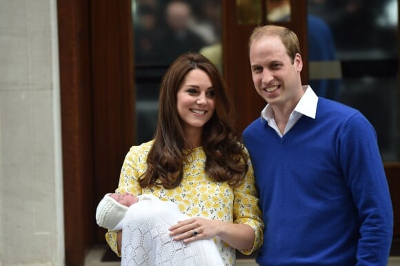 Kate Middleton et le prince William ont présenté leur fille la princesse de Cambridge le jour de sa naissance, le 2 mai 2015, devant la maternité Lindo de l'hôpital St Mary, à Londres, avant de rentrer à Kensington Palace.