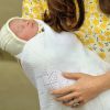 Image de la présentation de la princesse de Cambridge par Kate Middleton et le prince William le jour de sa naissance, le 2 mai 2015, devant la maternité Lindo de l'hôpital St Mary, à Londres.