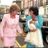 Lady Di et son amie Rosa Monckton, en 1995 lors du baptême de sa seconde fille Domenica, dont Diana était la marraine.