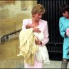 Lady Di et son amie Rosa Monckton (avec dans ses bras sa fille aînée Savannah), en 1995 lors du baptême de sa seconde fille Domenica, dont Diana était la marraine.