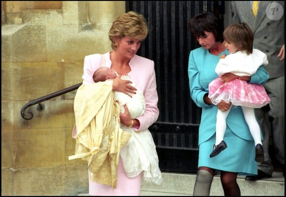 Lady Di et son amie Rosa Monckton (avec dans ses bras sa fille aînée Savannah), en 1995 lors du baptême de sa seconde fille Domenica, dont Diana était la marraine.