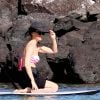 January Jones passe la journée en famille avec son fils Xander et sa mère Karen sur une plage à Hawaii, le 3 mai 2015 