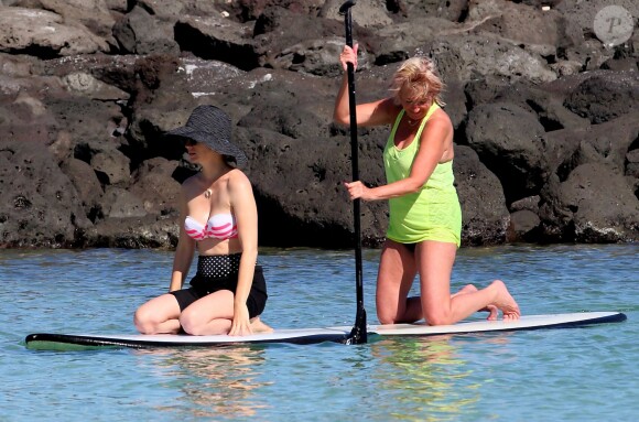 January Jones fait du paddle avec son fils Xander et sa mère Karen sur une plage à Hawaii, le 3 mai 2015