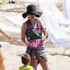 January Jones passe la journée en famille avec son fils Xander et sa mère Karen sur une plage à Hawaii, le 2 mai 2015 