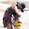 January Jones passe la journée en famille avec son fils Xander et sa mère Karen sur une plage à Hawaii, le 2 mai 2015