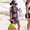 January Jones passe la journée en famille avec son fils Xander sur une plage à Hawaii, le 2 mai 2015 