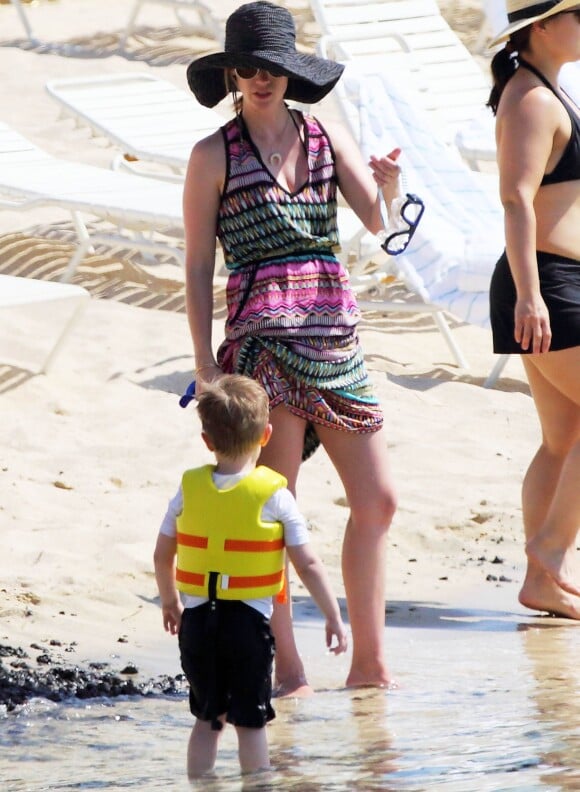 January Jones passe la journée en famille avec son fils Xander sur une plage à Hawaii, le 2 mai 2015 
