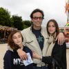 Anthony Delon avec ses filles Liv et Loup lors de l'inauguration de la fête foraine des Tuileries à Paris le 28 juin 2013