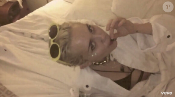 Miley Cyrus fume de l'herbe, dans le nouveau clip vidéo Bitch de Lolawolf