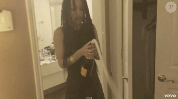 Zoë Kravitz boit du champagne au goulot, dans le nouveau clip vidéo Bitch de Lolawolf