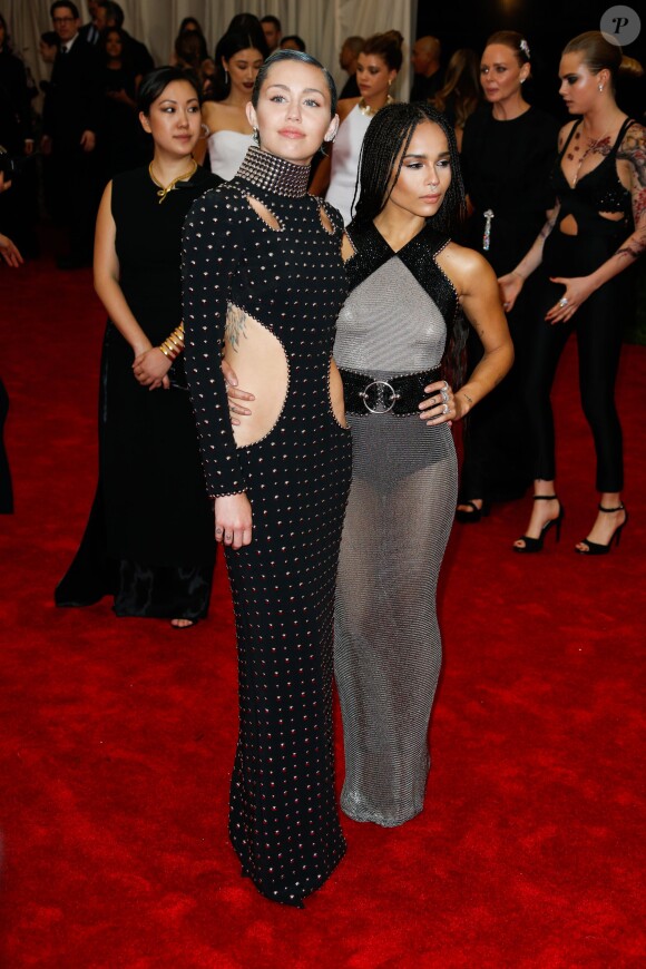 Miley Cyrus et Zoe Kravitz - Soirée Costume Institute Gala 2015 (Met Ball) au Metropolitan Museum, célébrant l'ouverture de Chine: à travers le miroir à New York. Le 4 mai 2015.