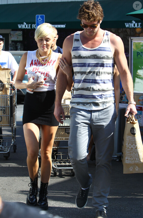 Miley Cyrus et Liam Hemsworth font des courses à Whole Foods, Los Angeles, le 11 septembre 2012