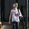 Kim Basinger dévoile son tout premier tatouage sur l'avant-bras, à la sortie de son cours de gym, Los Angeles, le 4 mai 2015