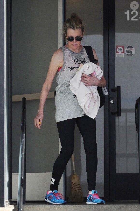 Kim Basinger dévoile son tout premier tatouage, à la sortie de son cours de gym chez Tracy Anderson, Los Angeles, le 4 mai 2015
