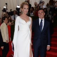 Uma Thurman : Sculpturale, elle pose main dans la main avec son nouvel amoureux