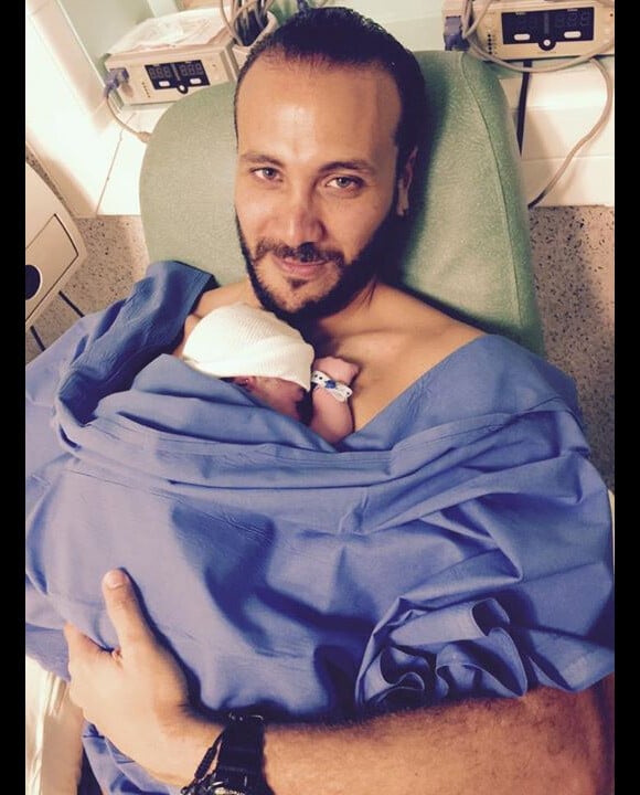 Merwan Rim pose avec son fils, le 6 mai 2015