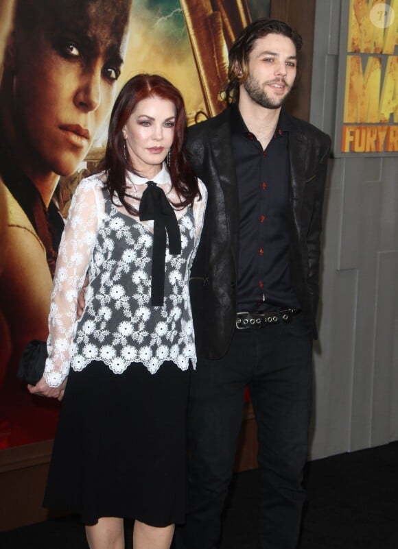 Priscilla Presley et son fils Navarone Anthony Garibaldi à la première du film "Mad Max - Fury Road" à Los Angeles le 7 mai 2015.