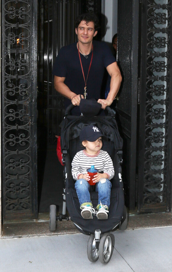 Orlando Bloom et Miranda Kerr deposent leur fils Flynn chez une baby-sitter avant de se rendre a la finale de l'Open de Tennis a New York, le 9 septembre 2013.