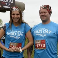 Laury Thilleman : Sportive survoltée pour le Mud Day, devant Christian Califano