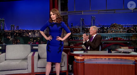 Tina Fey improvise un strip-tease sur le plateau de David Letterman le 7 mai 2015. (capture d'écran)