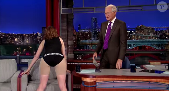 Tina Fey improvise un strip-tease sur le plateau de David Letterman le 7 mai 2015. (capture d'écran)