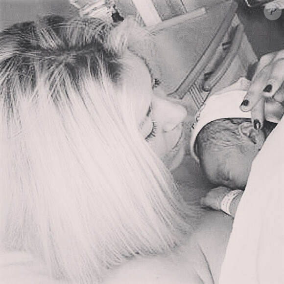 Stéphanie Clerbois. Photo de la naissance de son bébé, le 15 mars 2015.