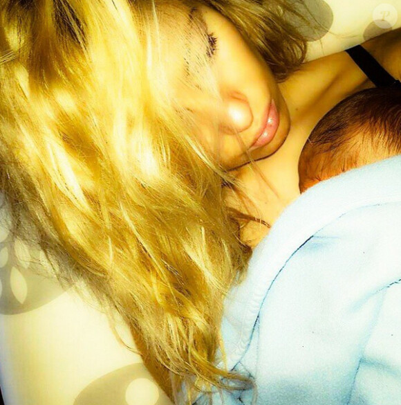 Stéphanie Clerbois (Secret Story 4) et son bébé Lyam. Février 2015.