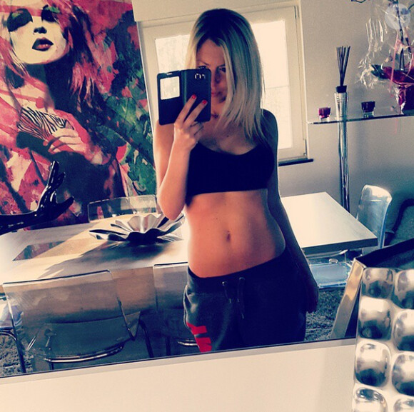Un peu plus d'un mois après son accouchement, Stéphanie Clerbois a déjà un ventre plat ! Mars 2015.