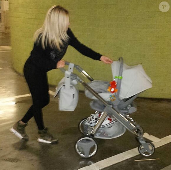 Stéphanie Clerbois de sortie avec son fils Lyam. Mars 2015.