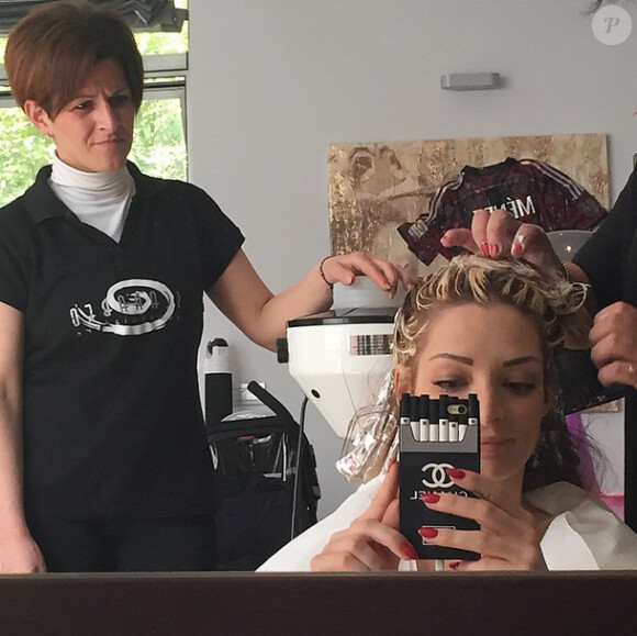 Emilie Nef Naf chez le coiffeur pour devenir blonde, le 6 mai 2015.