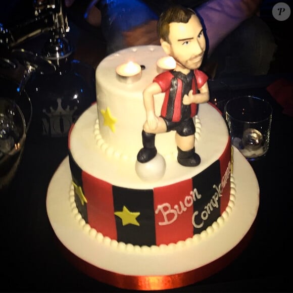 Jérémy Ménez et son gâteau d'anniversaire, le 10 mai 2015 à Milan.