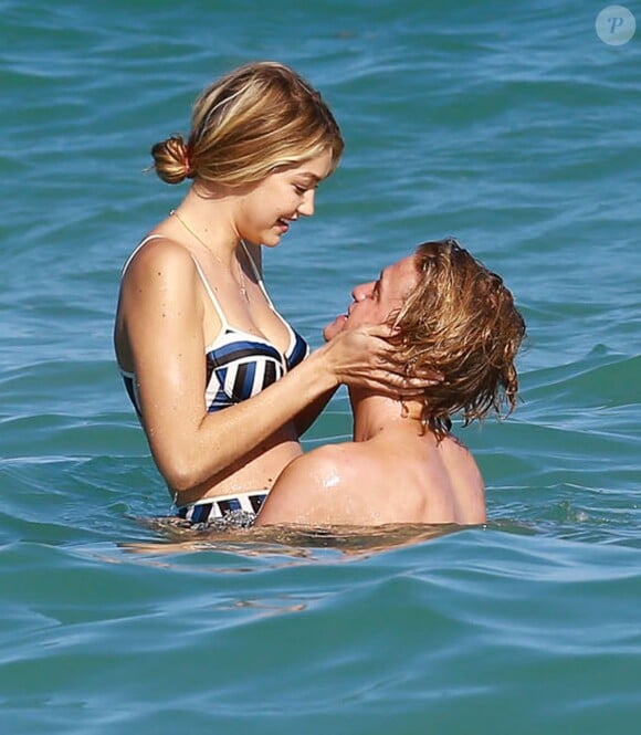 Gigi Hadid et Cody Simpson à Miami, le 15 mars 2015.