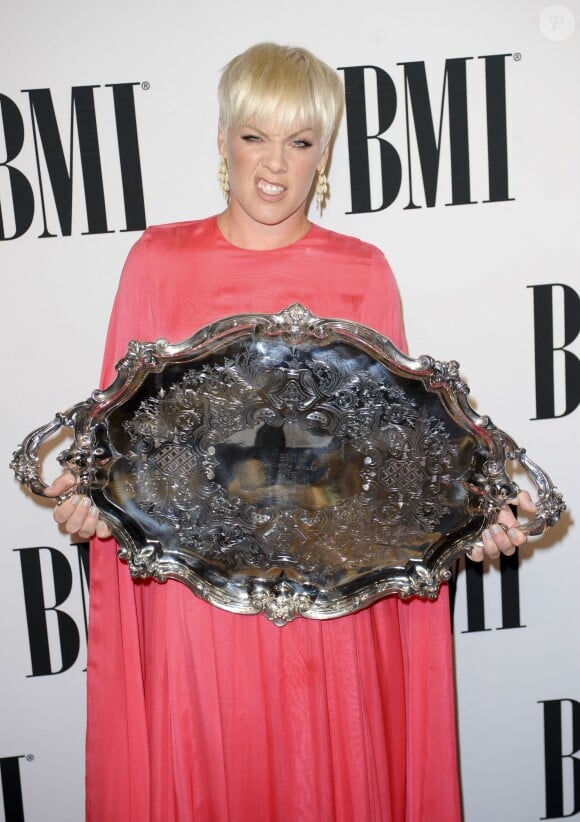 Pink - People au BMI Pop Music Awards à Los Angeles. Le 12 mai 2015.