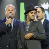 Jamel Debbouze et Benoît Hamon sur la scène lors de la finale du 4e Trophée d'Impro de la Fondation Culture et Diversité et de la Compagnie Déclic Théâtre, le 19 mai 2014 au Théâtre Comedia, à Paris.