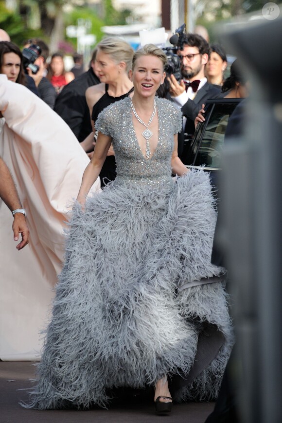 Naomi Watts, habillée d'une robe haute couture Elie Saab, se rend au Palais des Festivals. Cannes, le 13 mai 2015.