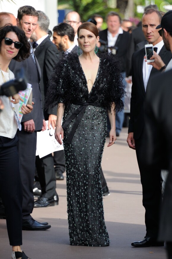 Julianne Moore se rend au Palais des Festivals. Cannes, le 13 mai 2015.