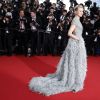Naomi Watts, habillée d'une robe haute couture Elie Saab (collection printemps-été 2015) sur les marches du Palais des Festivals pour la projection du film La Tête Haute et la cérémonie d'ouverture du 68e Festival de Cannes. Cannes, le 13 mai 2015.