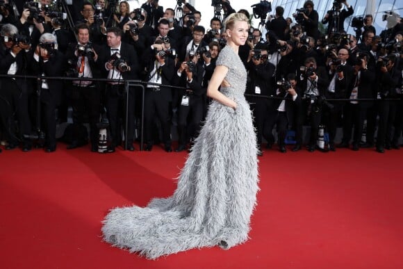 Naomi Watts, habillée d'une robe haute couture Elie Saab (collection printemps-été 2015) sur les marches du Palais des Festivals pour la projection du film La Tête Haute et la cérémonie d'ouverture du 68e Festival de Cannes. Cannes, le 13 mai 2015.