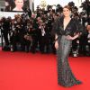 Julianne Moore, habillée d'une robe haute couture Armani Privé, sur les marches du Palais des Festivals pour la projection du film La Tête Haute et la cérémonie d'ouverture du 68e Festival de Cannes. Cannes, le 13 mai 2015.