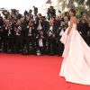 Leïla Bekhti, habillée d'une robe haute couture en faille de soie et tulle Giambattista Valli sur les marches du Palais des Festivals lors de la projection du film La Tête Haute et la cérémonie d'ouverture du 68e Festival de Cannes. Cannes, le 13 mai 2015.