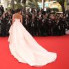 Leïla Bekhti, habillée d'une robe haute couture en faille de soie et tulle Giambattista Valli sur les marches du Palais des Festivals lors de la projection du film La Tête Haute et la cérémonie d'ouverture du 68e Festival de Cannes. Cannes, le 13 mai 2015.