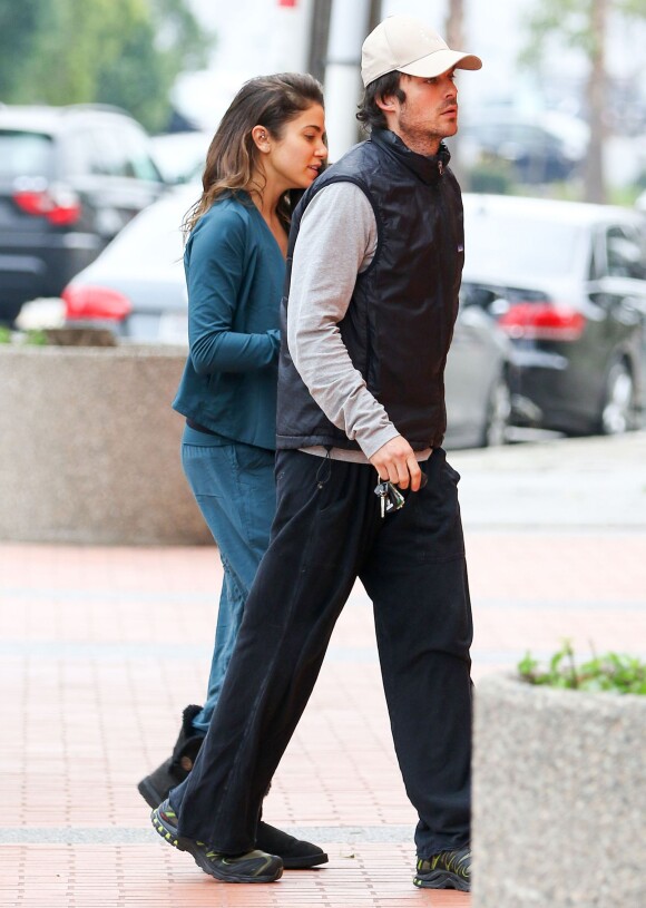 Ian Somerhalder et sa petite-amie Nikki Reed vont ensemble à une séance de yoga dans la matinée à Studio City, le 30 décembre 2014. Le jeune couple aime faire les choses ensemble. Dimanche ils sont également allés tous les deux voir un match basketball des Los Angeles Lakers. Ils veulent passer le maximum de temps ensemble.  Those who do yoga together, stay together... Actors Nikki Reed and Ian Somerhalder go to a morning yoga class together on December 30, 2014 in Studio City, California. The couple put their PDA on full display this past Sunday night while sitting courtside at the Los Angeles Lakers game30/12/2014 - Studio City