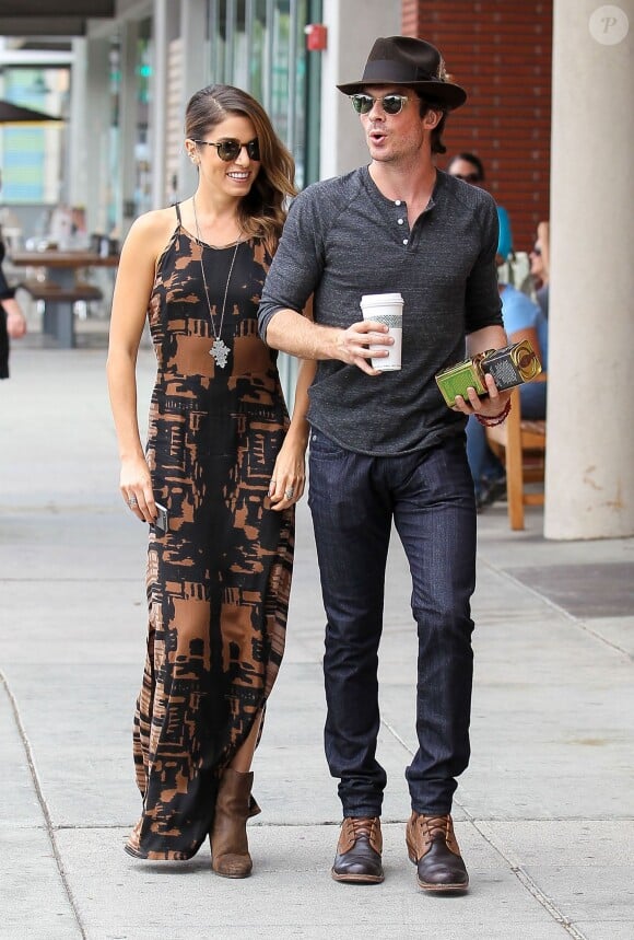 Nikki Reed et son petit-ami Ian Somerhalder se promènent à Beverly Hills, le 8 septembre 2014.  Nikki Reed and Ian Somerhalder walk hand in hand while stopping for coffee in Beverly Hills, California on September 8, 2014.08/09/2014 - Beverly Hills