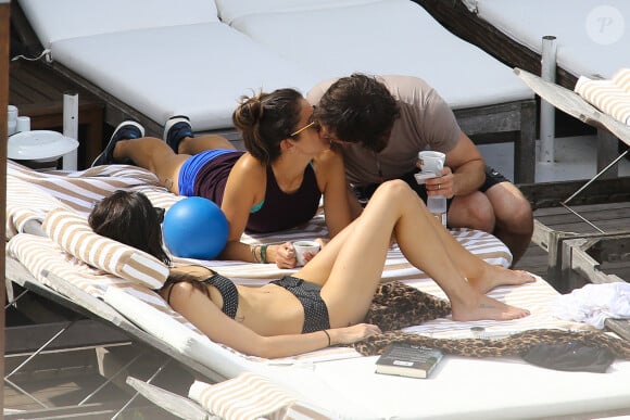 Nikki Reed et Ian Somerhalder, en lune de miel au Brésil prennent le soleil sur la terrasse de leur hôtel Fasano avec l'actrice Phoebe Tonkin qui n'est autre que la petite-amie de Paul Wesley , le 8 mai 2015