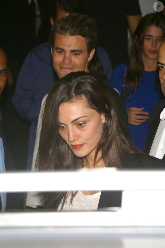 Ian Somerhalder et Nikki Reed vont dîner au restaurant Antiquarius avec Paul Wesley et Phoebe Tonkin. Ils ont croisé de nombreux fans avant de monter dans leur voiture, le 2 mai 2015 à Rio de Janeiro, au Brésil