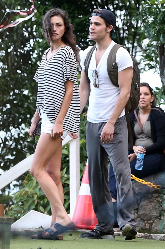 Paul Wesley et sa copine Phoebe Tonkin visitent Pedra Bonita au Tijuca National Park de Rio de Janeiro, le 1er mai 2015