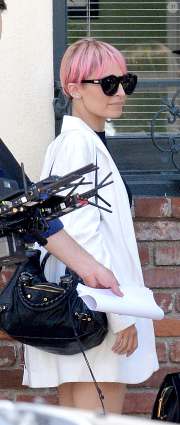 Exclusif - Nicole Richie, qui porte toujours son alliance, est avec une équipe de tournage dans les rues de Los Angeles. Le 11 mai 2015