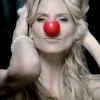 Heidi Klum fait la promotion du "Red Nose Day", un téléthon américain visant à récolter des fonds pour des enfants ou jeunes adultes vivant dans la pauvreté, à travers un clip. L'événement aura lieu le 21 mai